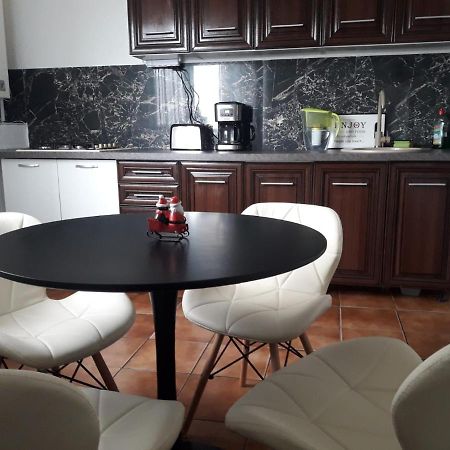 Hellen'S Ultracentral Apartament Buzău Eksteriør bilde
